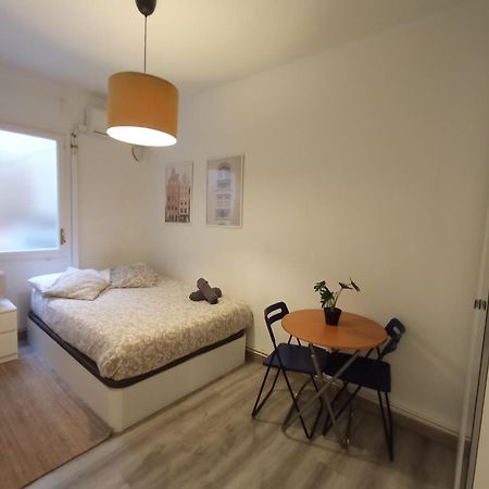 Private Rooms On Tamarit Street Barcelona Exterior foto